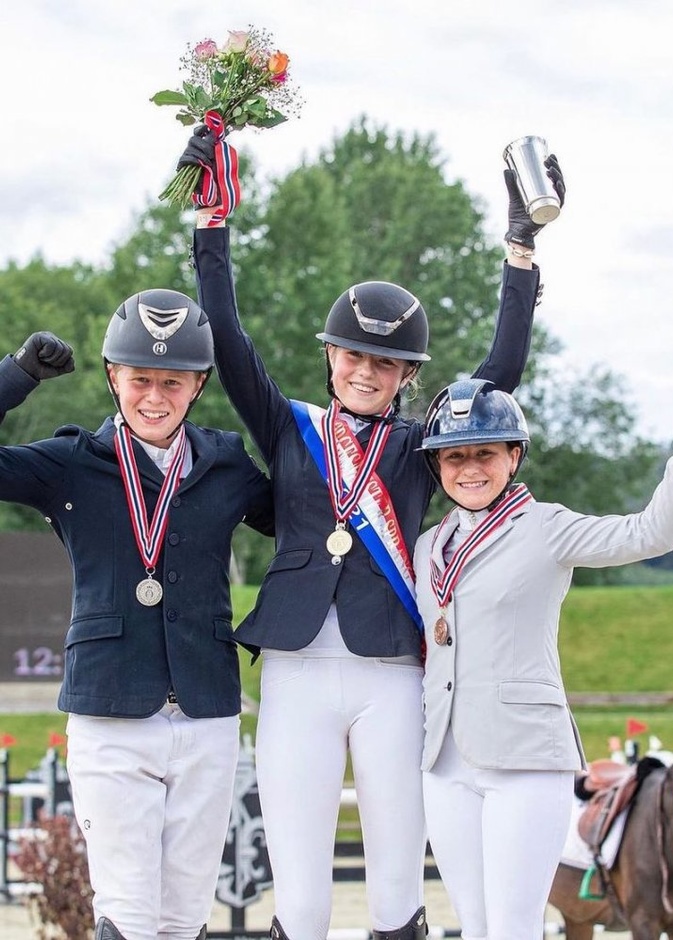 حفيدة ملك النرويج تحصل على ميدالية برونزية في بطولة النرويج للفروسية