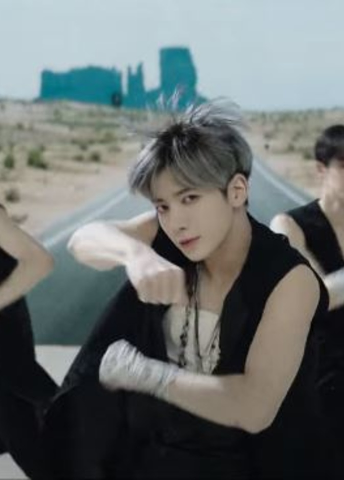 فرقة TXT الكورية في أحدث أغانيها "Loser = Lover"