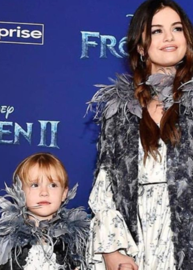 سيلينا جوميز وشقيقتها جرايسي من العرض الأول لفيلم "Frozen 2"