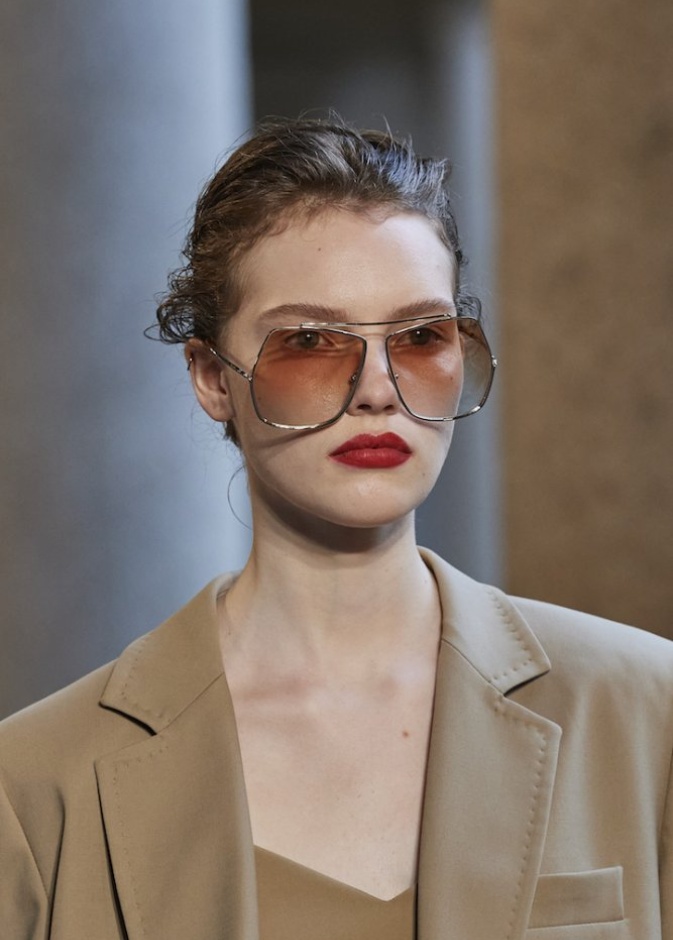 العدسات الكبيرة مع الإطار العريض والمموج بدرجات البني بتصميم من Dolce & Gabbana
