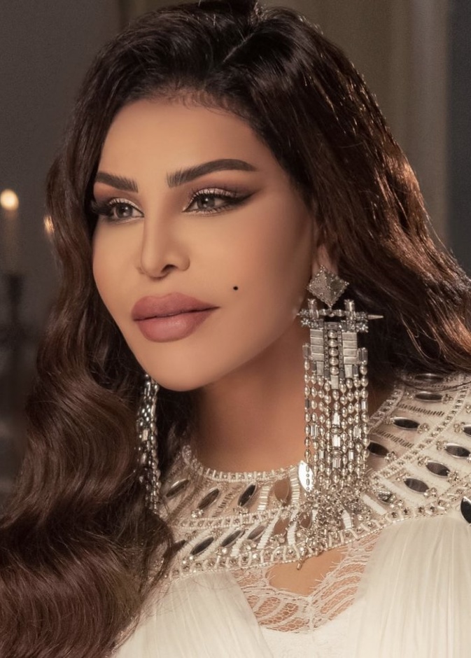 الآيلاينر الأسود المسحوب الكلاسيكي بأسلوب أحلام