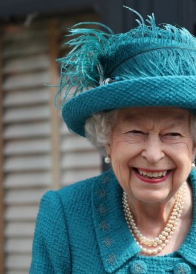 الملكة إليزابيث الثانية تتألق بقلادة اللؤلؤ