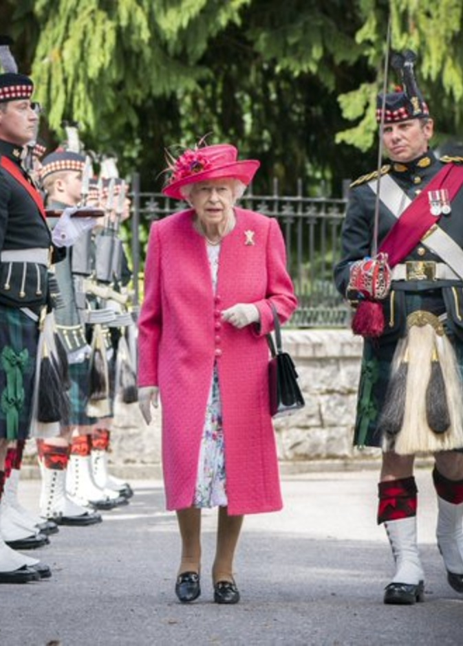 بعد إصابة أحد موظفيها بالكورونا.. لماذا تصر الملكة إليزابيث على البقاء في قلعة بالمورال؟