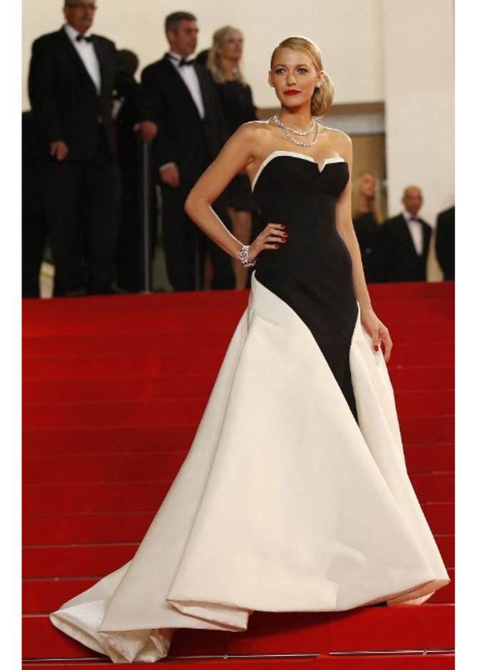 ساحرة باللونين الأبيض والأسود بفستان من تصميم دار Gucci