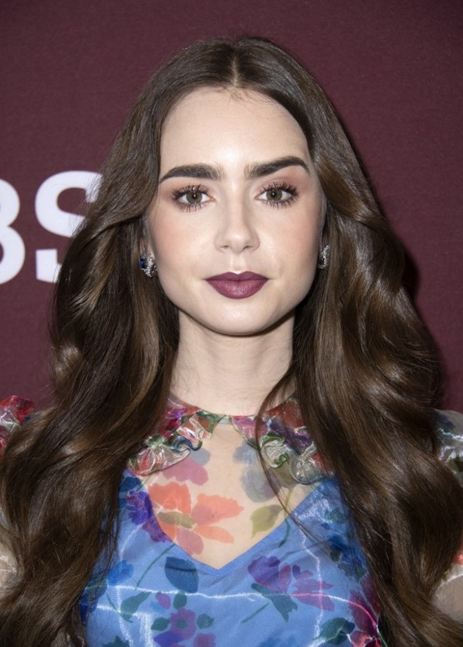 الوان احمر شفاه داكنة ومات من وحي Lily Collins