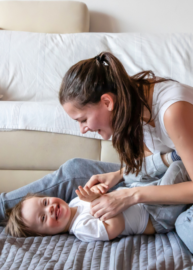 كيفية التعامل مع طفل متلازمة داون وتعديل سلوكه وتنمية مهاراته