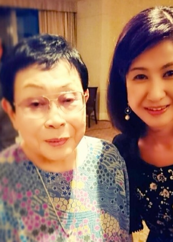 كوباياشي أياكو  مع الكاتبة الراحلة سوجاكو هاشيدا 