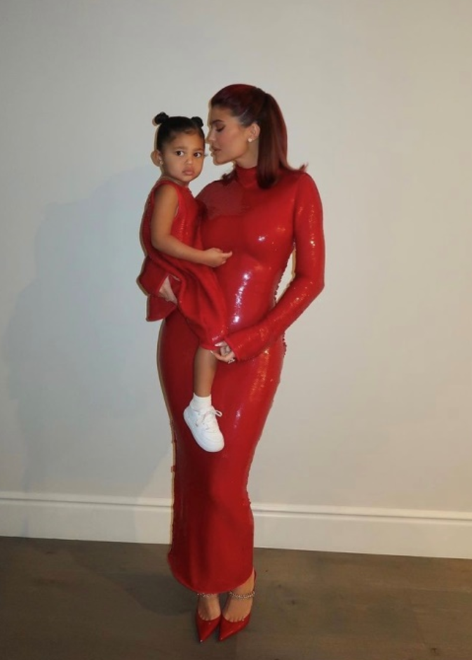 تألقت الأم وإبنتها بالفستان الأحمر المزيّن بالترتر