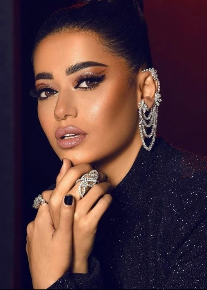 تسريحات الشعر المرفوع مع الكعكة باسلوب رحمة رياض- الصورة من انستغرام