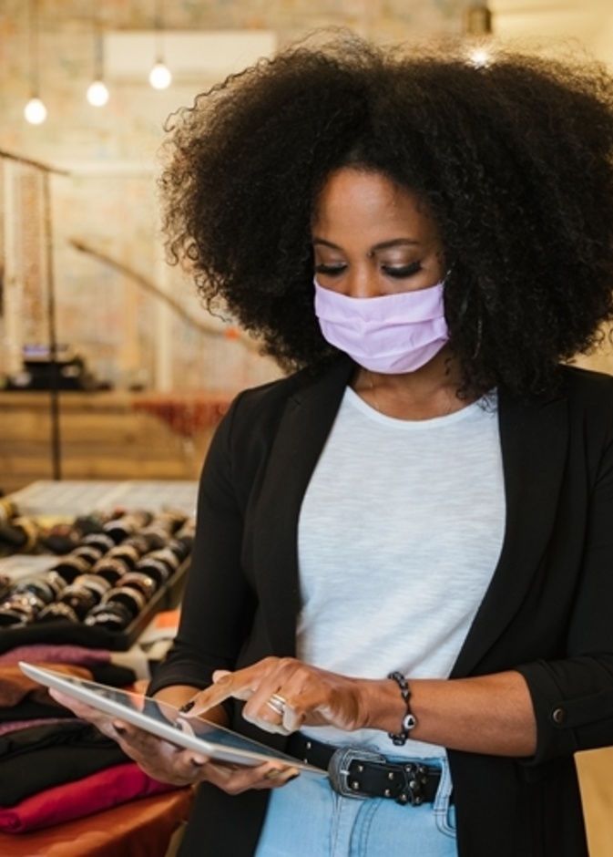 طلبت مراكز التسوق من باريس إلى جاكرتا من العملاء إظهار سجلات التطعيم الرقمية من أجل الدخول