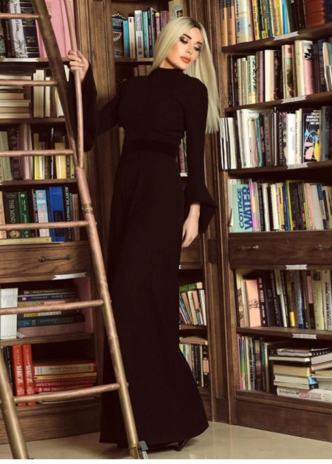 تميّز الجمبسوت بالياقة العالية والأكمام الطويلة وقصة الأرجل الواسعة