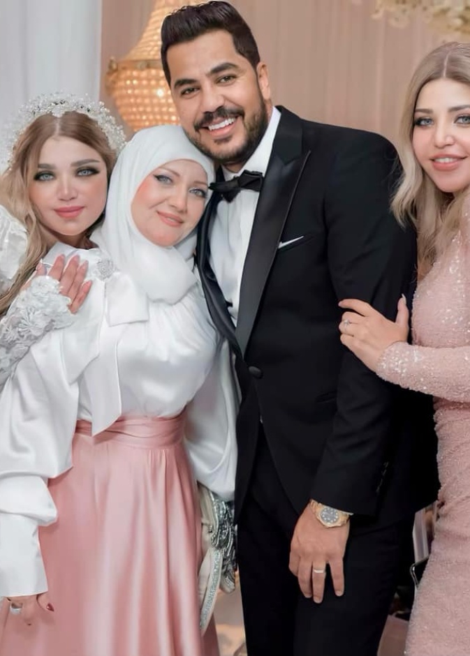 ياسمين الخطيب مع والدتها وشقيقتها في يوم الزفاف- الصورة من حساب ياسمين الخطيب على فيسبوك