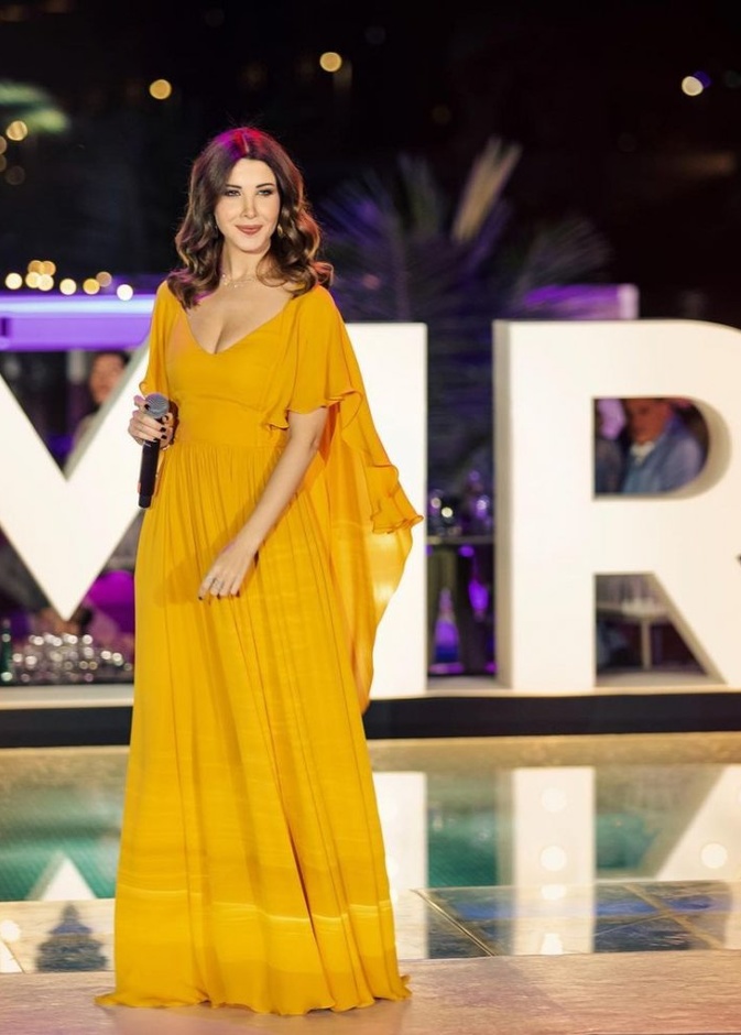 الفستان الاصفر الطويل بالقماش الهدل