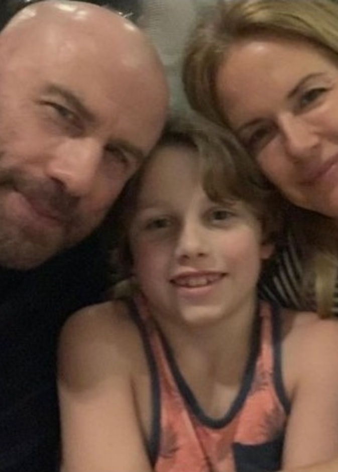 جون ترافولتا وزوجته كيلي بريستون وابنهما بن