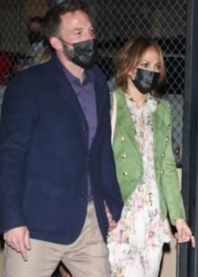 جينيفر لوبيز وبن أفليك أثناء حضور العرض المسرحي_الصورة من قناة E! News على يوتيوب