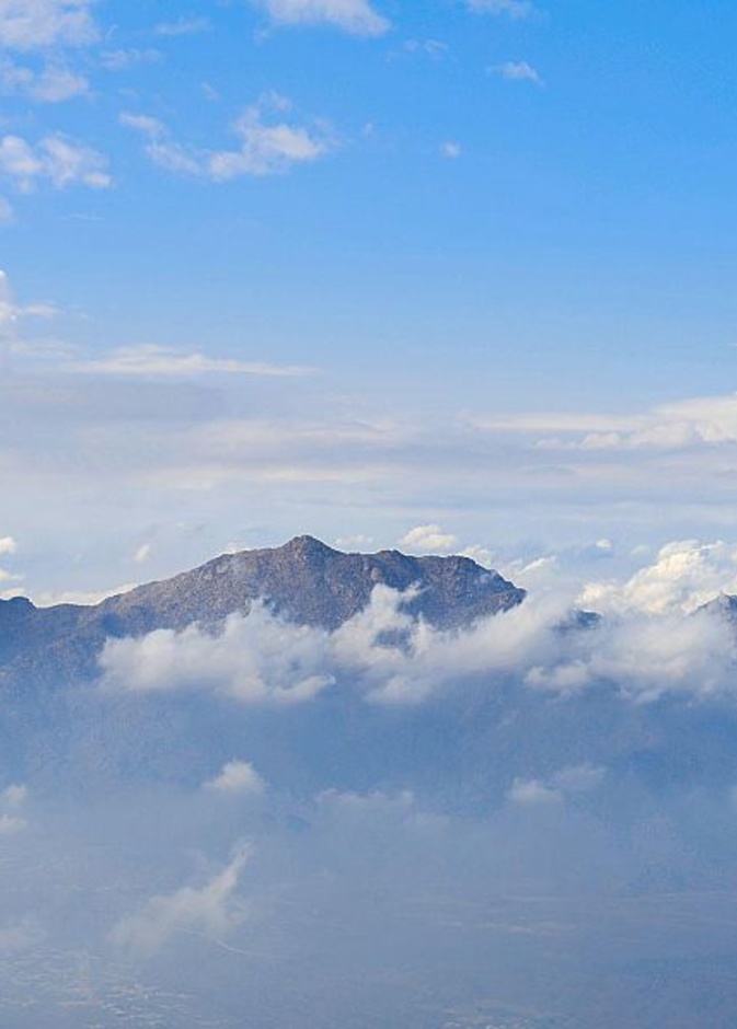 حلق في أحضان الغيوم مع أروع التجارب الطبيعية في الطائف - المصدر وكالة الأنباء السعودية 