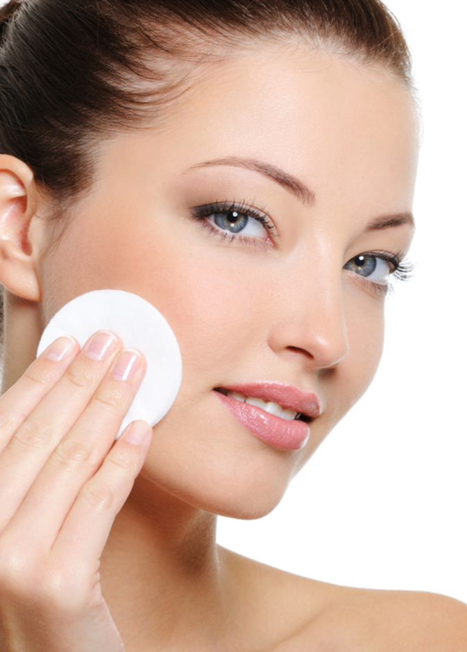  3 اخطاء ترتكبينها عند ازالة المكياج واهم 3 طرق لتصحيحها.