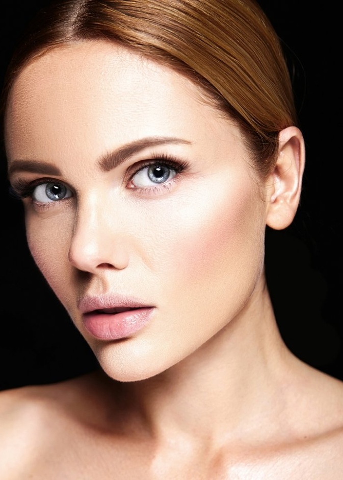 طرق تكبير الشفايف بالمكياج لاطلالة مميزة في يوم المرأة الإماراتية