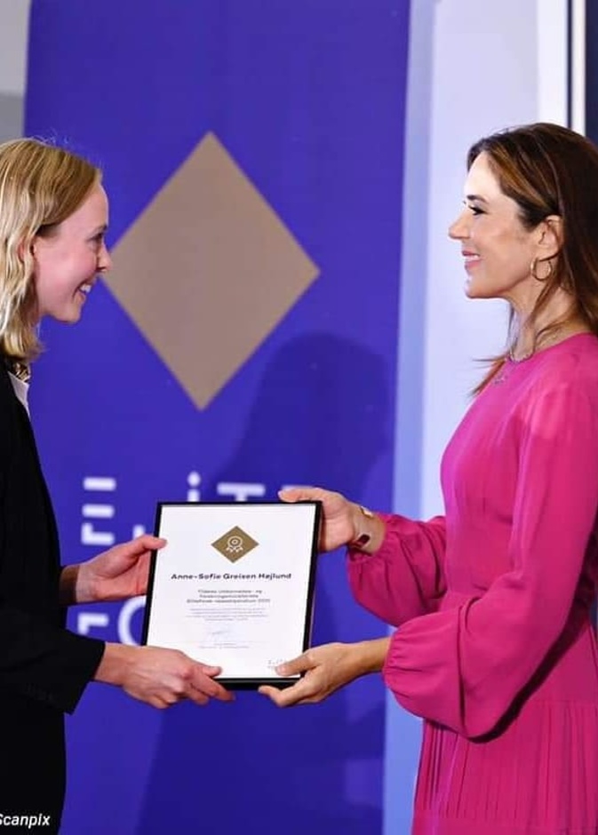 الأمير ماري بفستان أنيق متوسط الطول من ماركة No 21