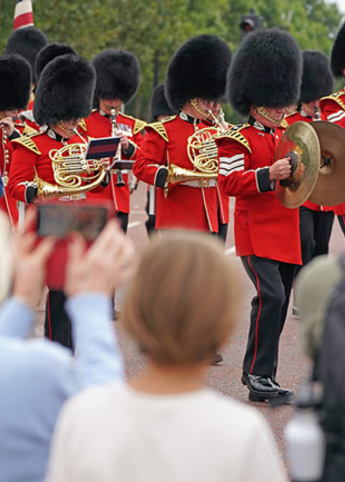 عودة مراسم تغيير الحرس الملكي في قصر باكنغهام للمرة الأولى منذ مارس 2020