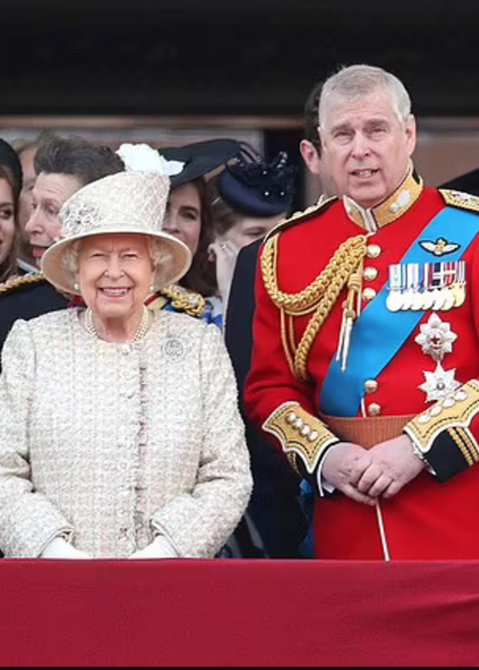 ملكة بريطانيا لا ترغب في حرمان الأمير أندرو من ألقابه الشرفية العسكرية