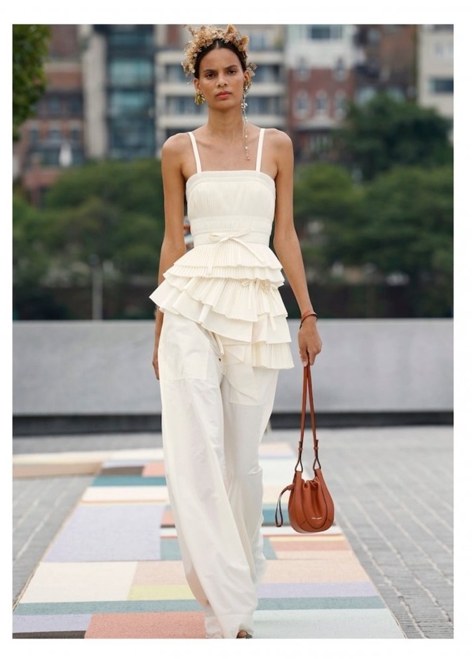 القصّة المستقيمة بأسلوب كلاسيكي بسيط بتصميم من Alberta Ferretti