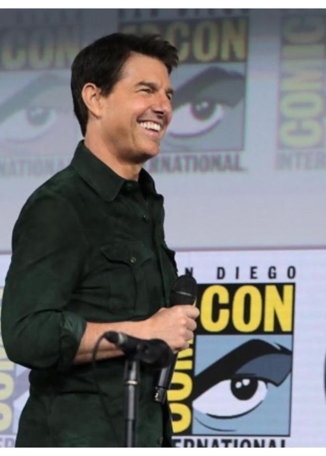 توم كروز يواصل تصوير Mission: Impossible 7 ويفاجئ عائلة بريطانية بالهبوط في حديقة منزلهم!