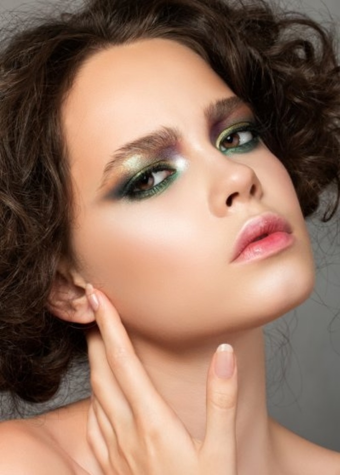  مكياج بألوان العلم الاماراتي احتفالاً بيوم المرأة الإماراتية    2021