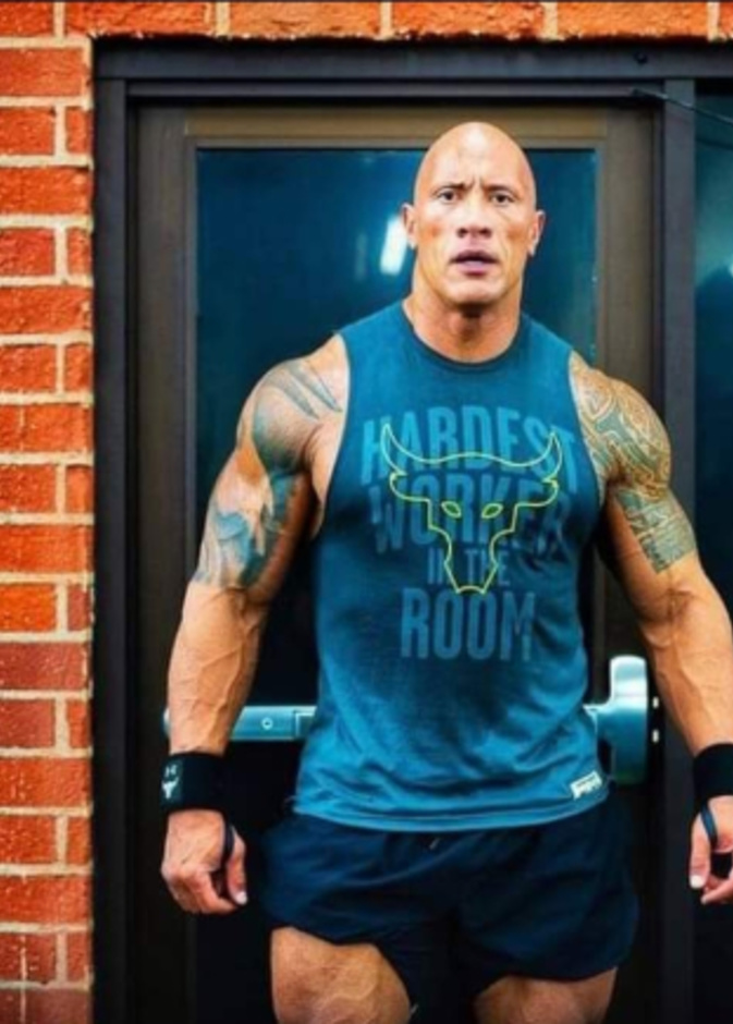 ذا روك يستعرض عضلاته_ الصورة من حسابه على فيس بوك