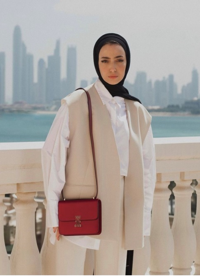 نسّقت لينا الغوطي القميص الأوفر سايز مع البليزر من دون أكمام