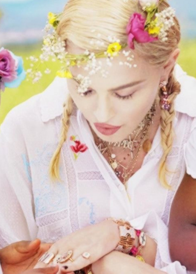 مادونا مع ابنتيها التوأم_ الصورة من حساب مادونا على إنستجرام