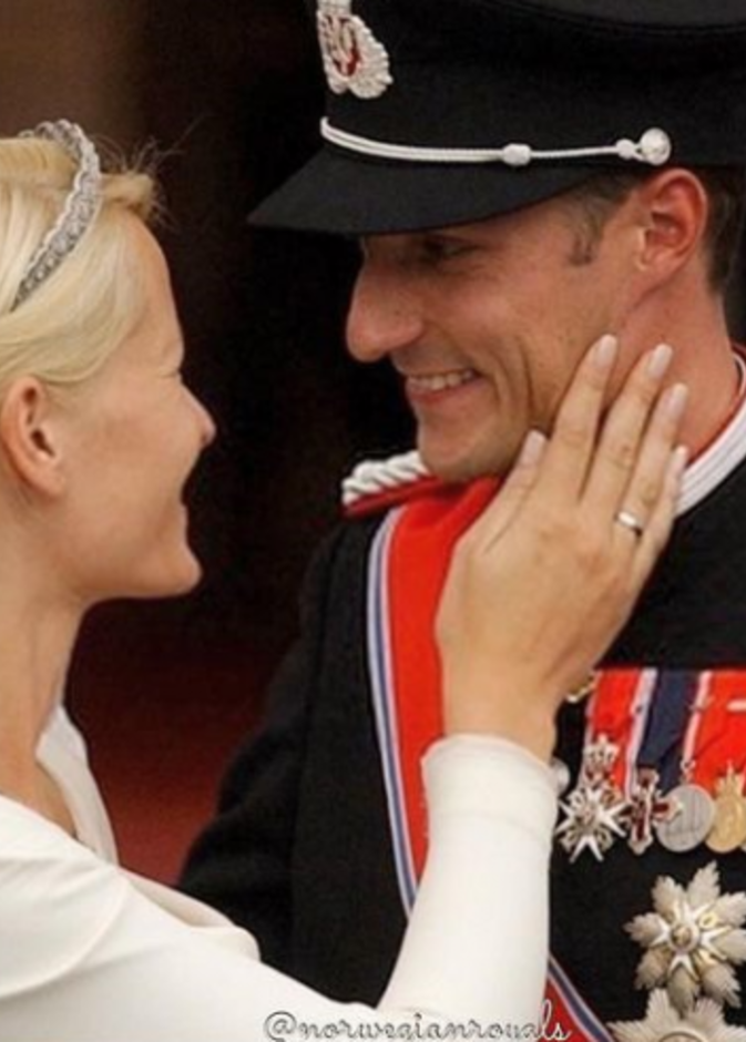 في ذكرى زواجها الـ 20.. لماذا لٌقبت ميت ماريت بـ "ساندريلا" يوم عٌرسها؟