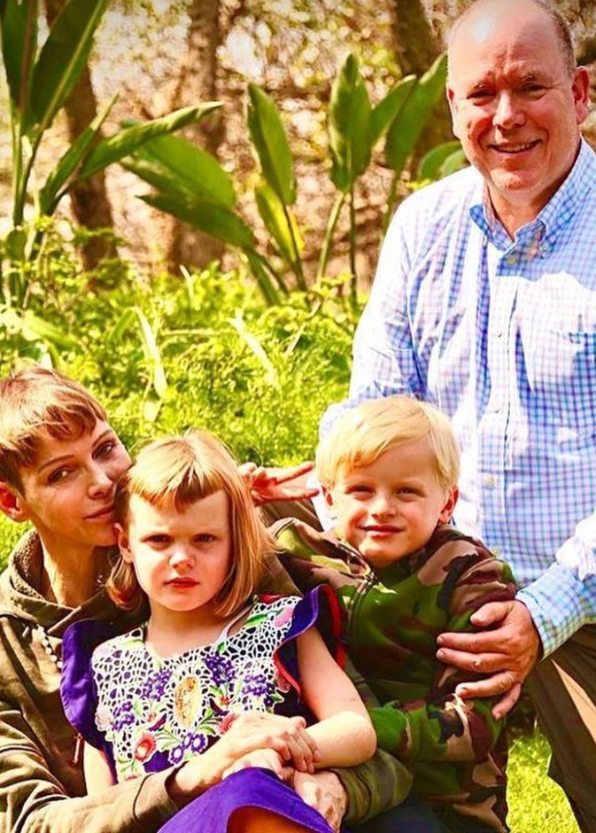 الأميرة تشارلين تجتمع مع أسرتها بعد فراق أشهر