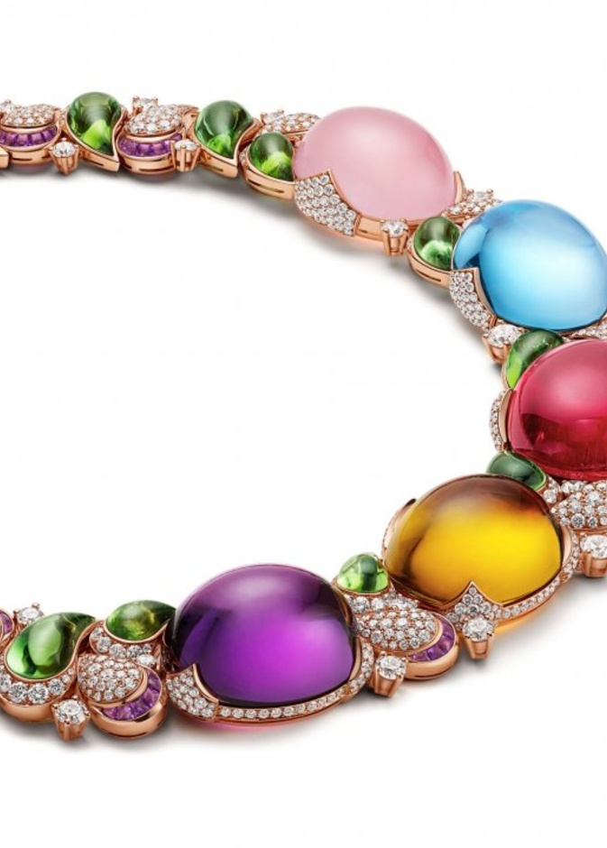 عقد PRODIGIOUS COLOR مرصع بنحو 288.2 قيراط من الأحجار الكريمة بقطع الكابوشون