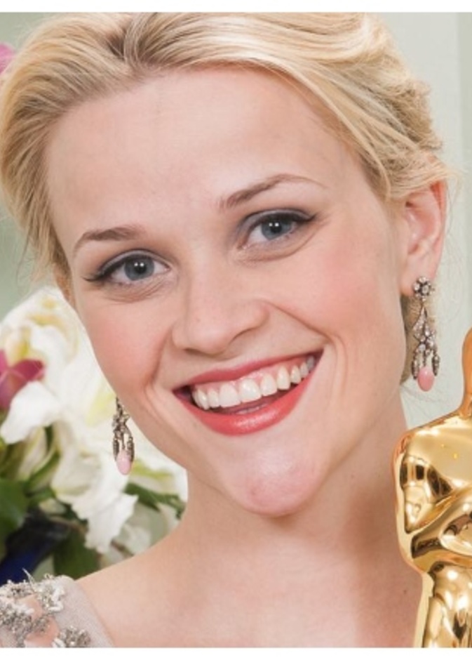 صورة ريز ويذرسبون تمسك بجائزة الأوسكار_ الصورة من حساب أكاديمية التليفزيون