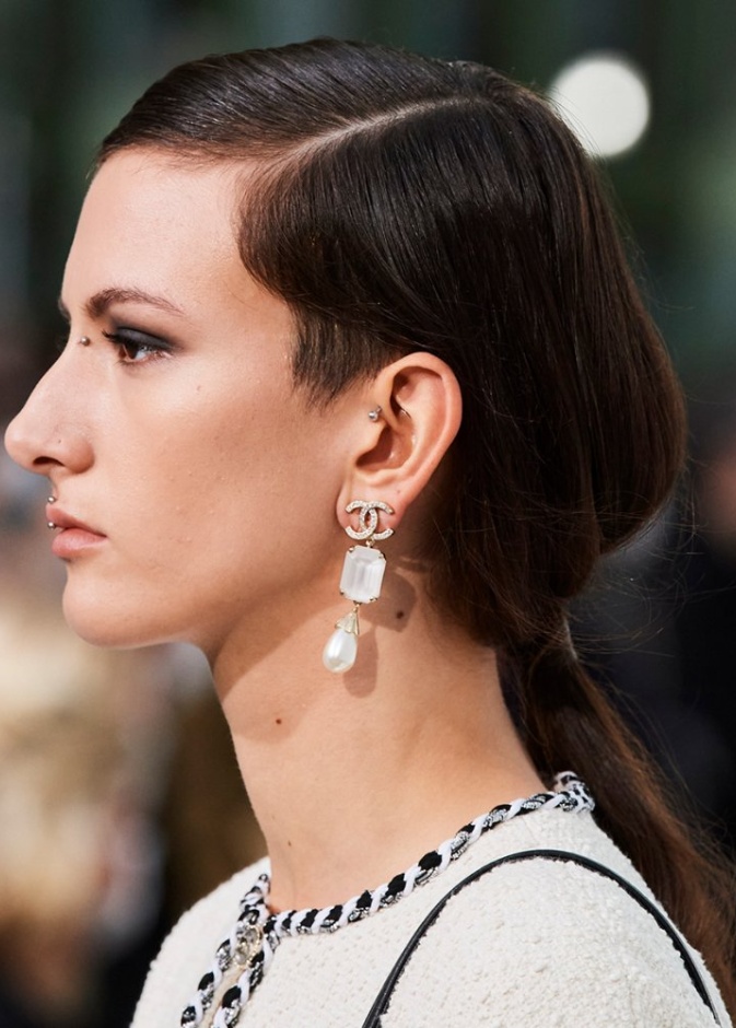 موديلات اكسسوارات من اللؤلؤ مع الاقراط من Chanel