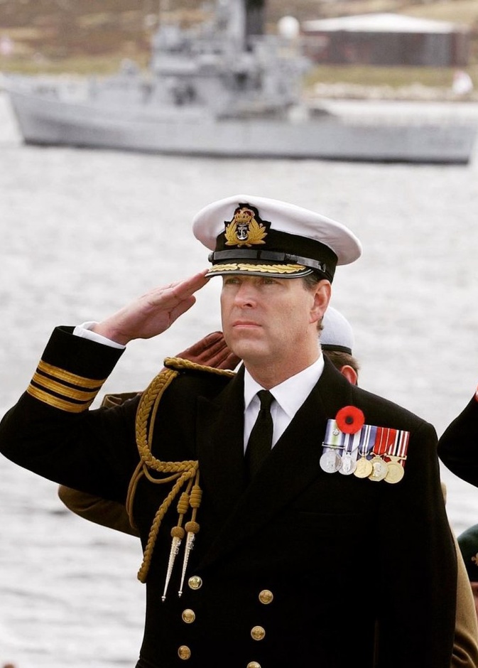 تقارير: ملكة بريطانيا ترغب في احتفاظ ابنها "المدلل" أندرو برتبته العسكرية الشرفية