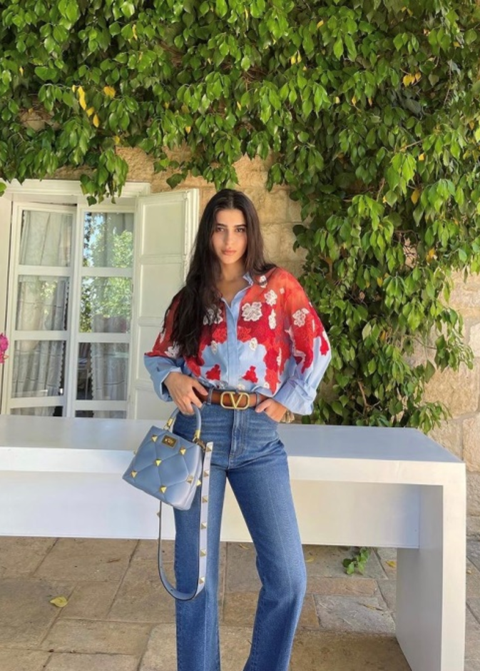 ديما الشيخلي نسقت لوكا عصريّا من توقيع Valentino بصيحة الدنيم مع القميص المعرقة