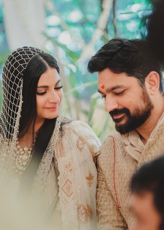 طرحة زفاف مصنوعة من سلاسل من اللؤلؤ 