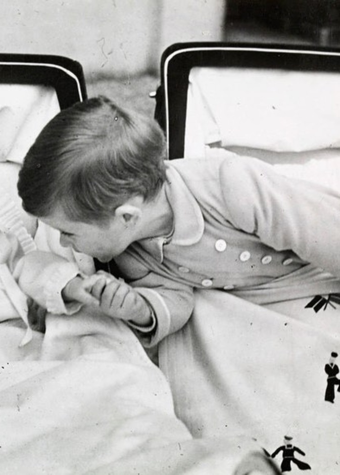 الأمير تشارلز يحكي عن ذكريات طفولته مع الأميرة آن في قصر باكنغهام 