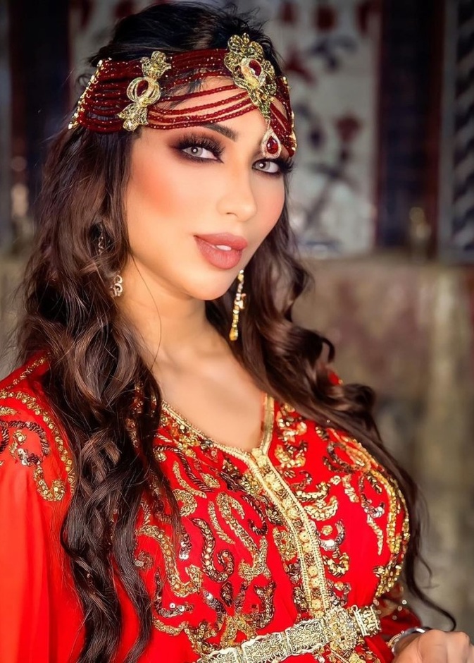  قصات شعر مدرج مع اكسسوارات الشعر من وحي اطلالات دنيا بطمة- الصورة من حسابها على انستغرام