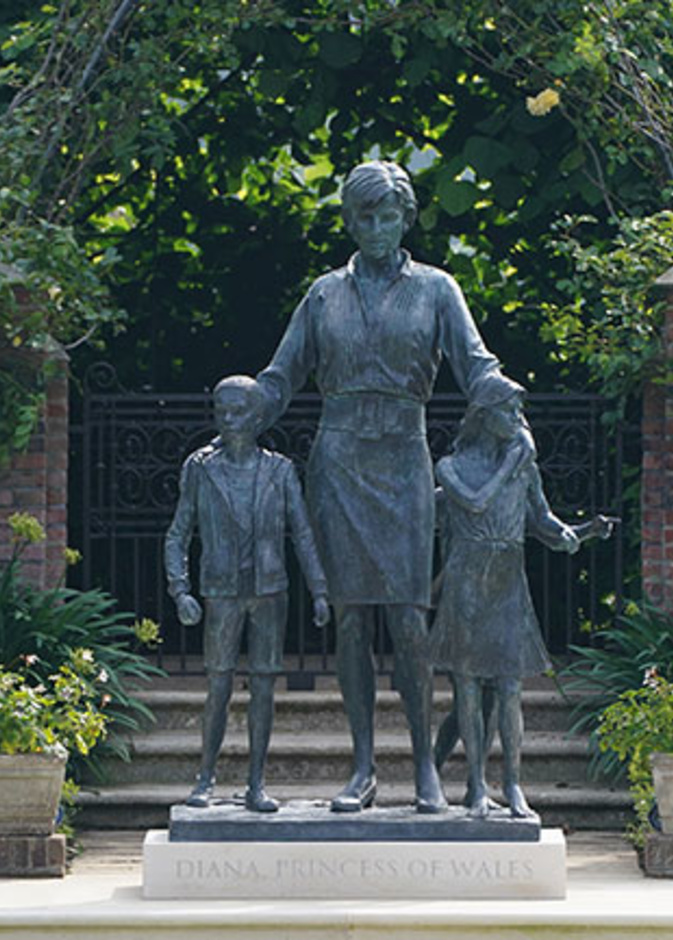 فتح باب الزيارة لتمثال الأميرة ديانا في قصر كنسينغتون في ذكرى وفاتها