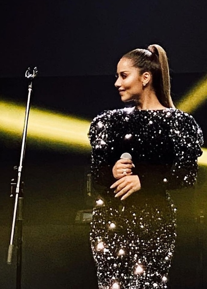 بلقيس تواكب صيحة الجمبسوت باللون الأسود اللامع