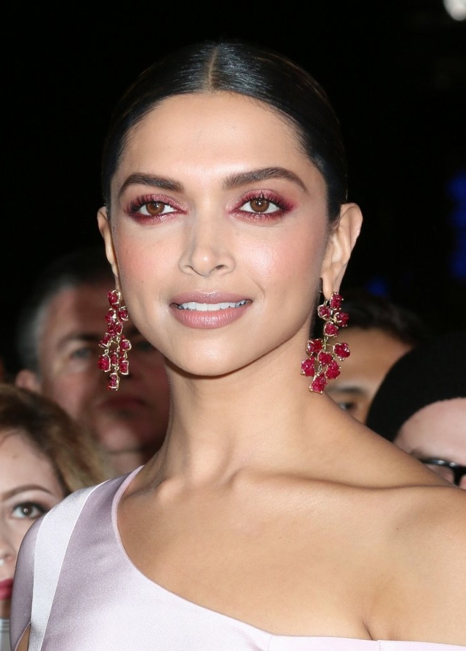 مكياج عيون ملون وزهري من وحي اطلالات Deepika Padukone