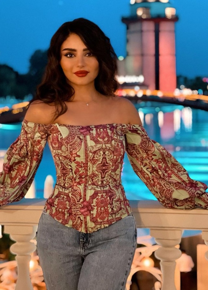 افكار تنسيق ازياء اوف شولدرز على طريقة هيفاء حسوني