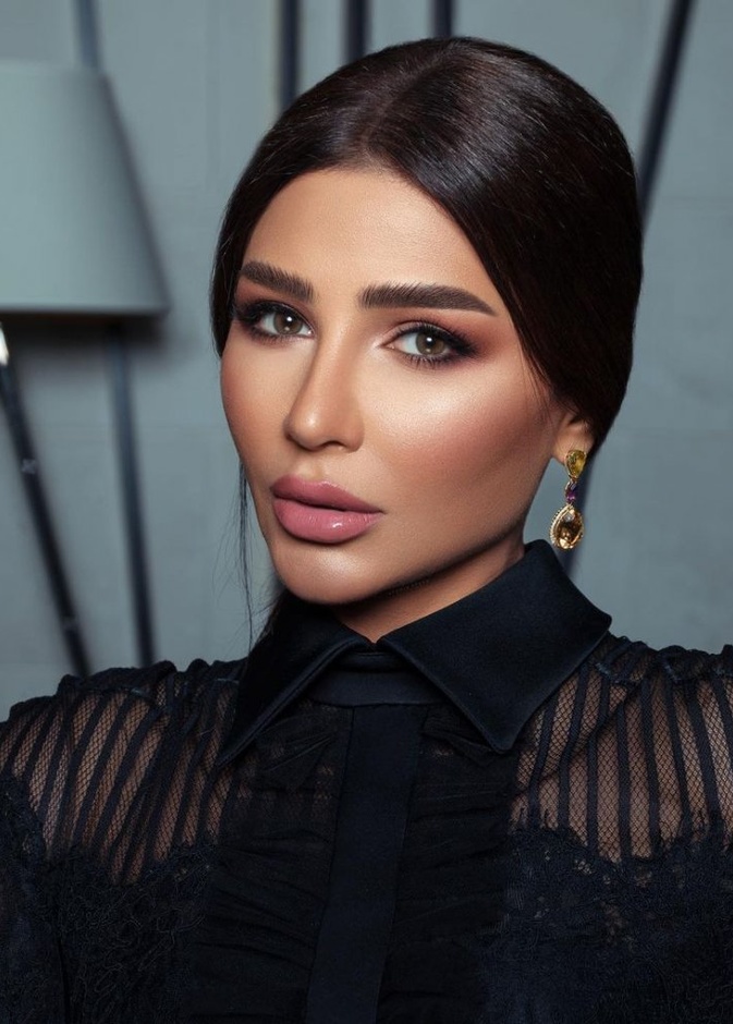 مكياج دخاني سموكي لسهرات نهاية صيف 2021 من وحي مهيرة عبدالعزيز