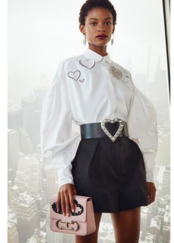 Carolina Herrera نسقت القميص الأبيض الأوفر سايز مع التنورة القصيرة للوك أنثوي مميّز