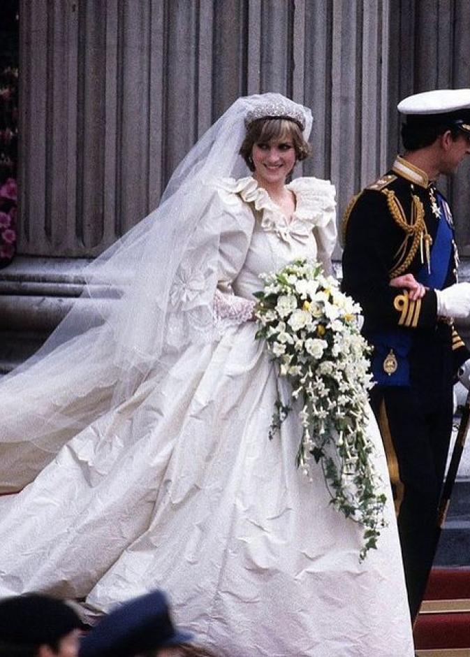 كيف أخفت ديانا بقعة العطر في فستان زفافها