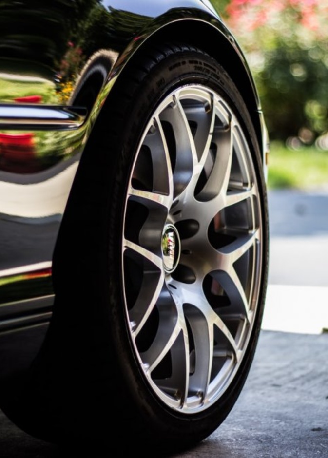  المسافة الآمنة لقيادة السيارة بالإطار الاحتياطي Mason Jones