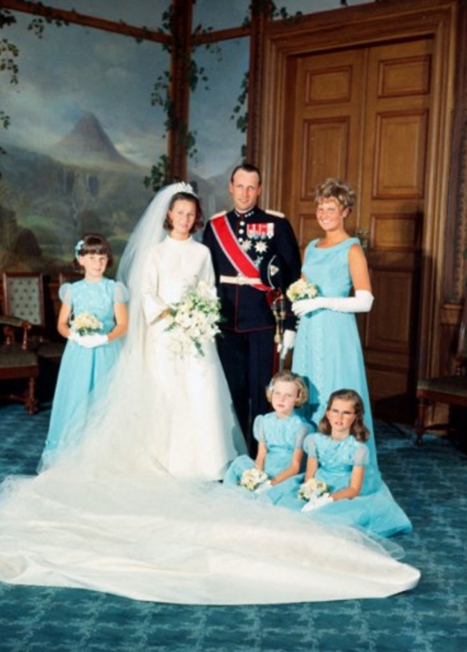 في ذكرى زواج ملك وملكة النرويج الـ 53.. قصة حب دامت 9 سنوات توجت بالزواج الملكي السعيد